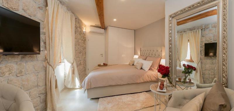 Jupiter Lux Rooms image