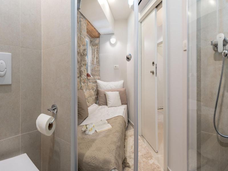 Jupiter Lux Rooms image