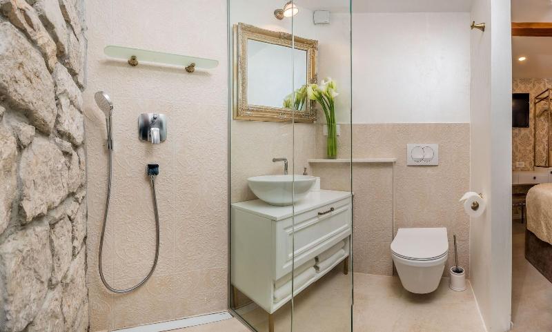 Jupiter Lux Rooms image