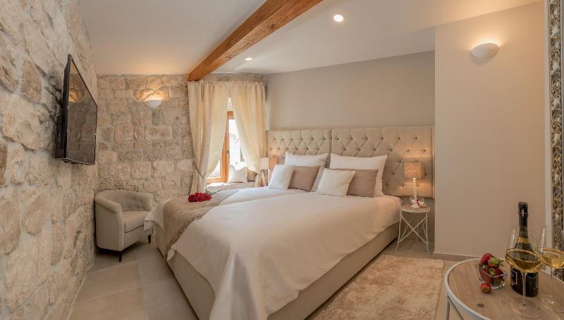 Jupiter Lux Rooms image