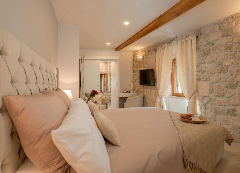 Jupiter Lux Rooms image