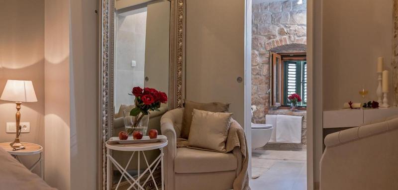 Jupiter Lux Rooms image