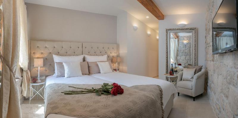 Jupiter Lux Rooms image