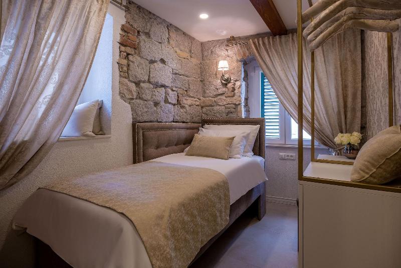 Jupiter Lux Rooms image