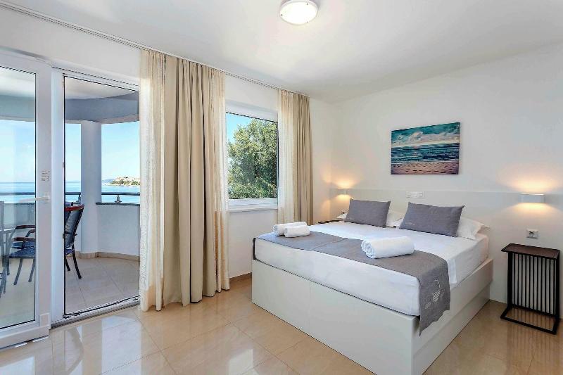 Sunset Split Rooms image