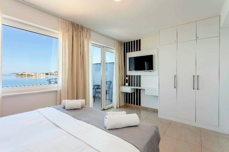 Sunset Split Rooms image