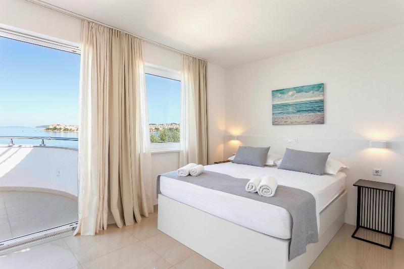 Sunset Split Rooms image