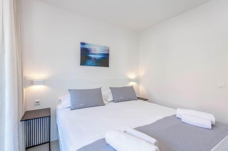 Sunset Split Rooms image