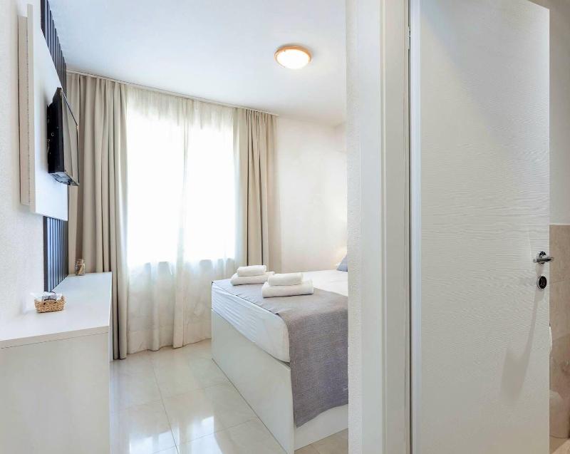 Sunset Split Rooms image