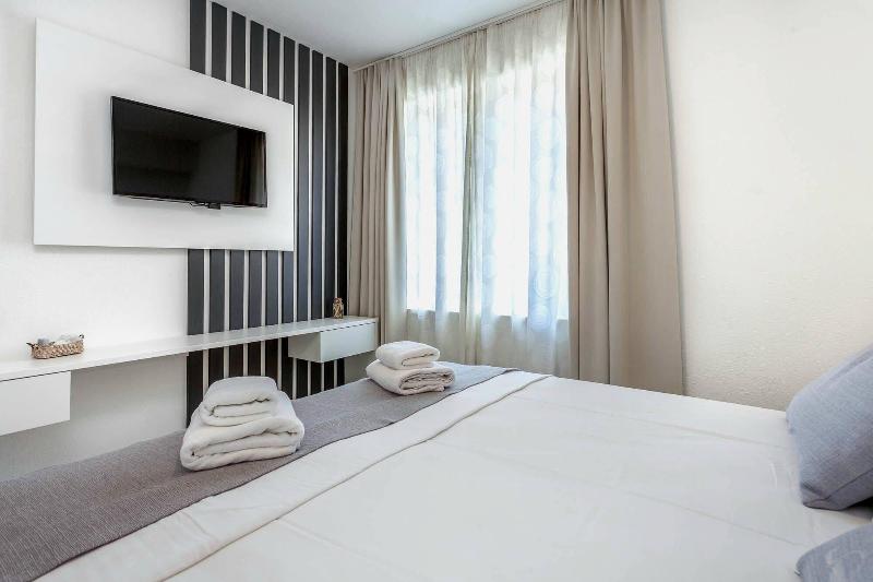 Sunset Split Rooms image