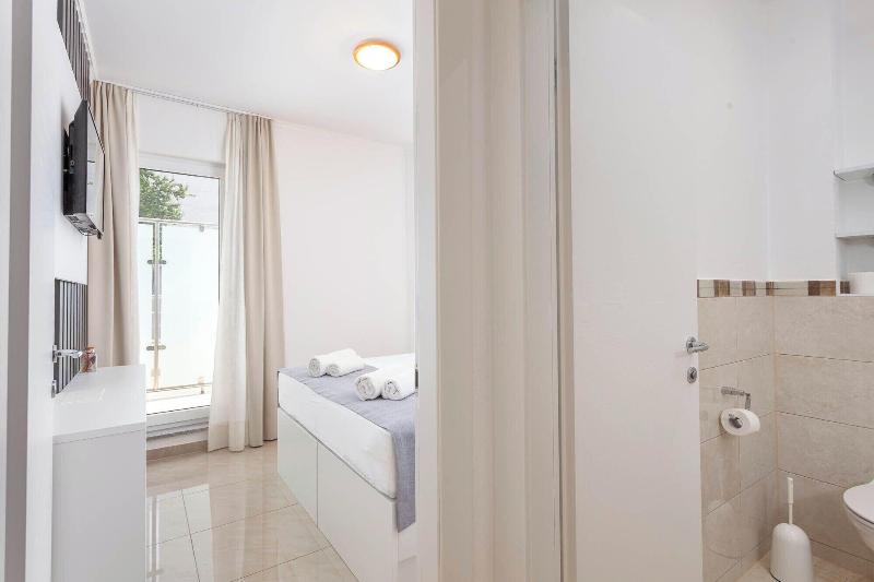 Sunset Split Rooms image