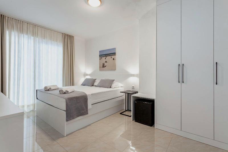 Sunset Split Rooms image