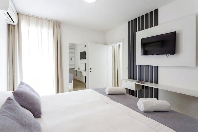 Sunset Split Rooms image