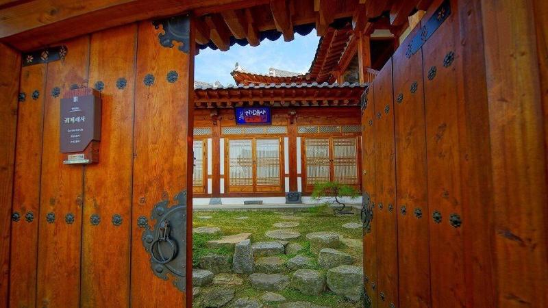 Jeonju Gwigeoraesa Hanok Stay image
