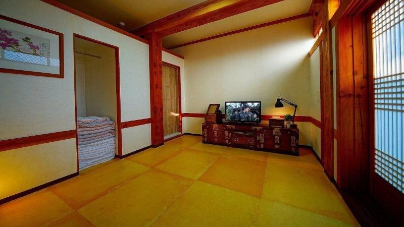 Jeonju Gwigeoraesa Hanok Stay image