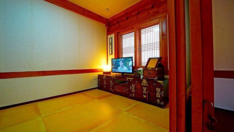 Jeonju Gwigeoraesa Hanok Stay image