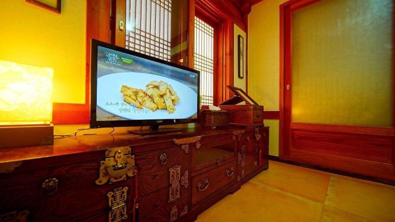 Jeonju Gwigeoraesa Hanok Stay image