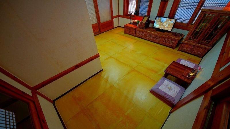 Jeonju Gwigeoraesa Hanok Stay image