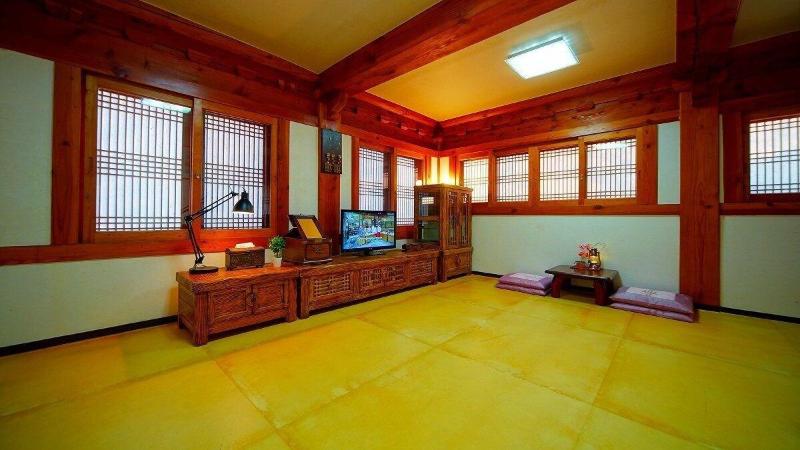 Jeonju Gwigeoraesa Hanok Stay image
