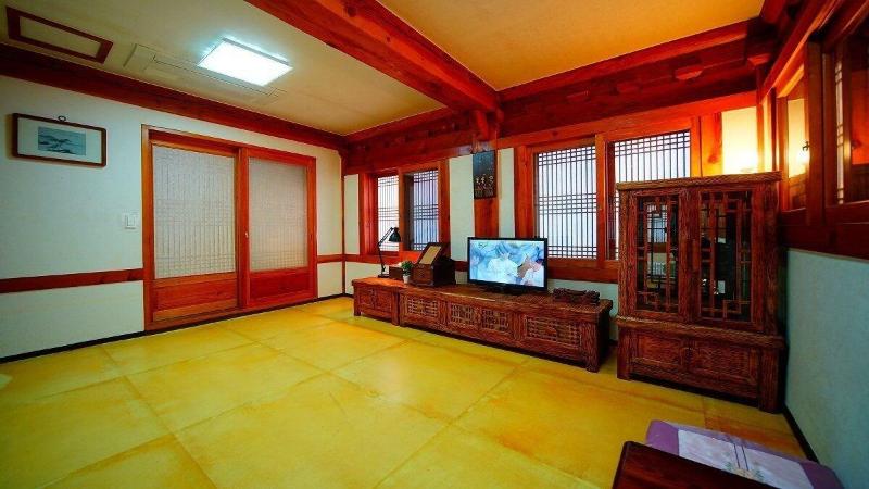 Jeonju Gwigeoraesa Hanok Stay image