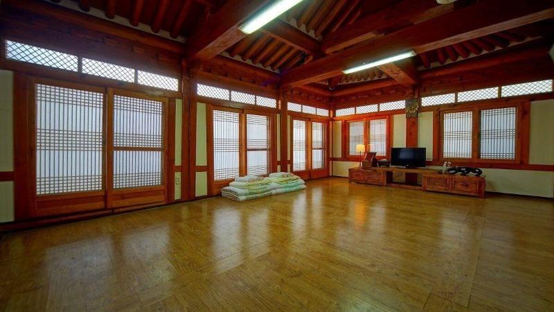 Jeonju Gwigeoraesa Hanok Stay image