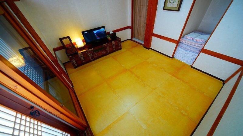 Jeonju Gwigeoraesa Hanok Stay image