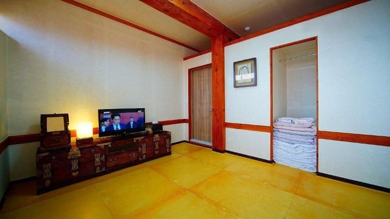 Jeonju Gwigeoraesa Hanok Stay image