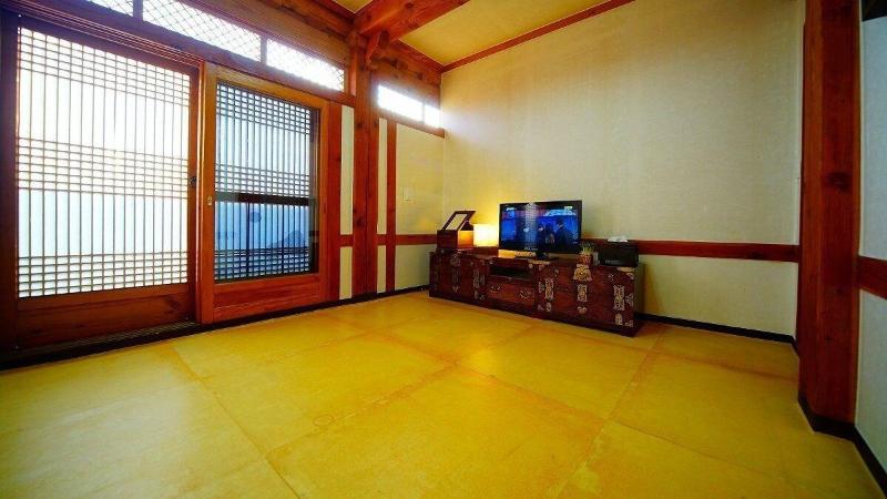 Jeonju Gwigeoraesa Hanok Stay image