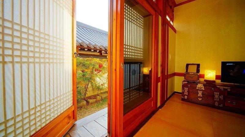 Jeonju Gwigeoraesa Hanok Stay image