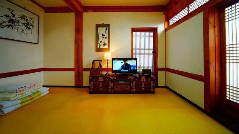 Jeonju Gwigeoraesa Hanok Stay image