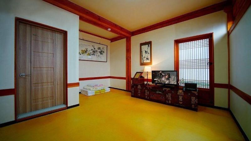 Jeonju Gwigeoraesa Hanok Stay image