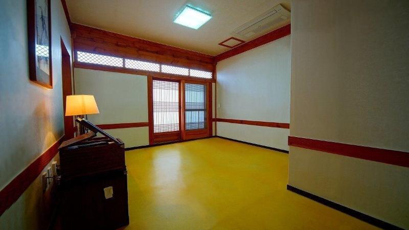 Jeonju Gwigeoraesa Hanok Stay image