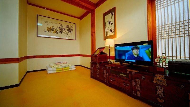 Jeonju Gwigeoraesa Hanok Stay image