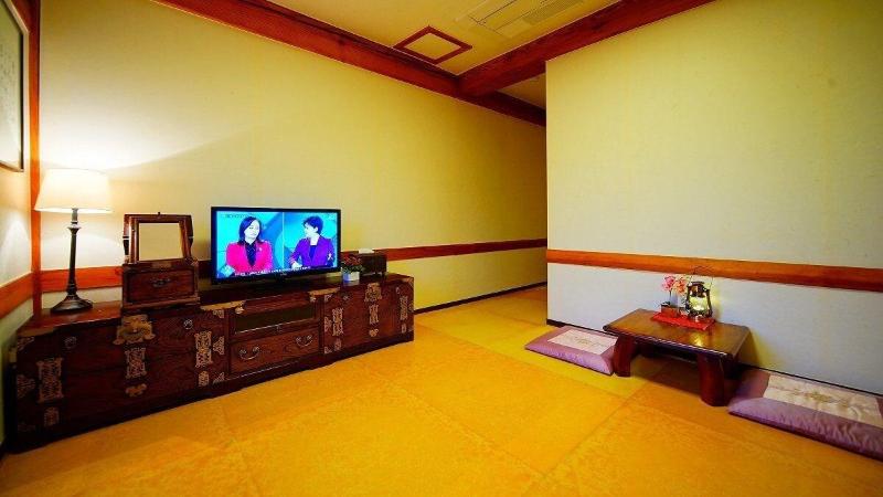 Jeonju Gwigeoraesa Hanok Stay image