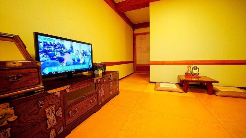 Jeonju Gwigeoraesa Hanok Stay image