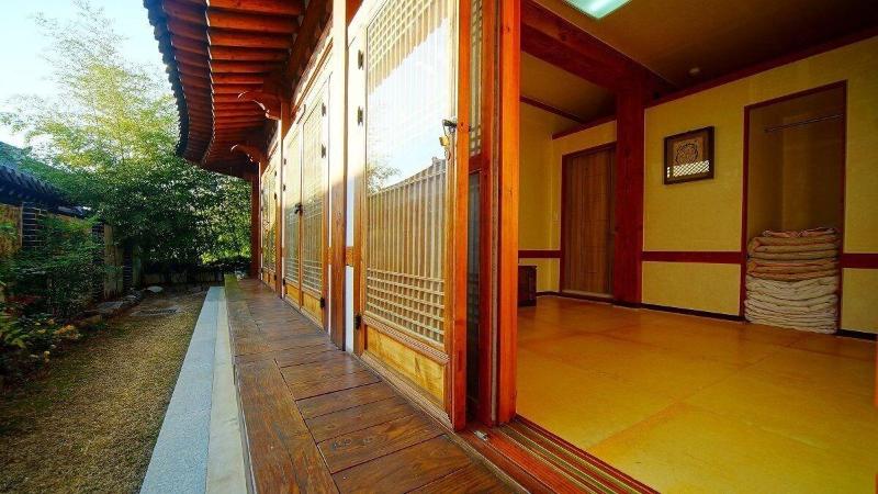Jeonju Gwigeoraesa Hanok Stay image