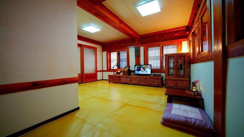 Jeonju Gwigeoraesa Hanok Stay image