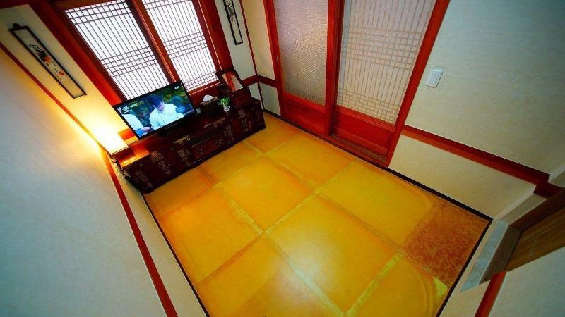 Jeonju Gwigeoraesa Hanok Stay image