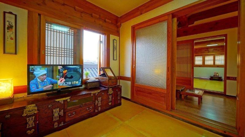 Jeonju Gwigeoraesa Hanok Stay image