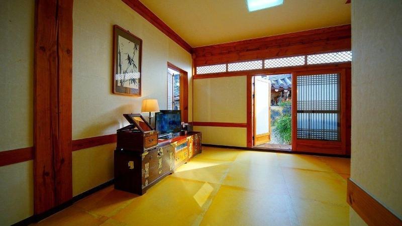 Jeonju Gwigeoraesa Hanok Stay image