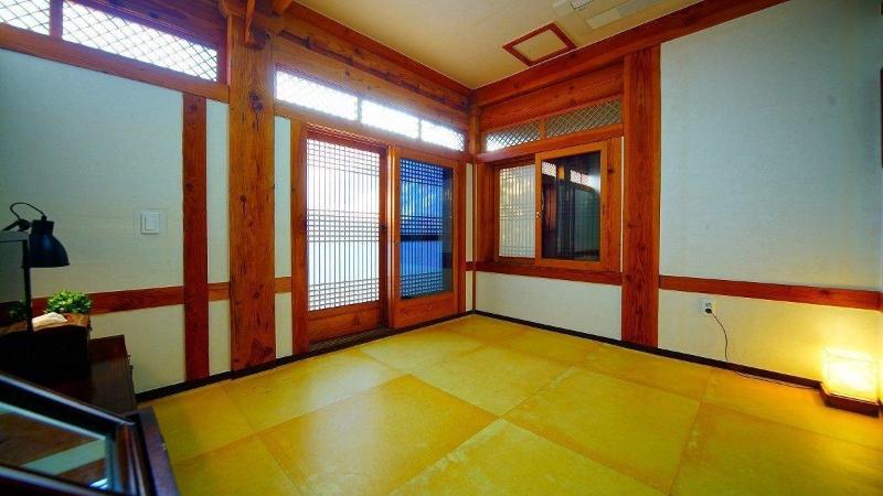 Jeonju Gwigeoraesa Hanok Stay image