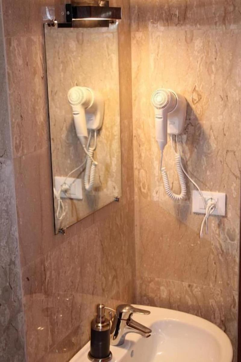 Roma Art Rooms image