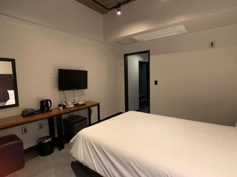 Renaissance Hotel - Hostel image