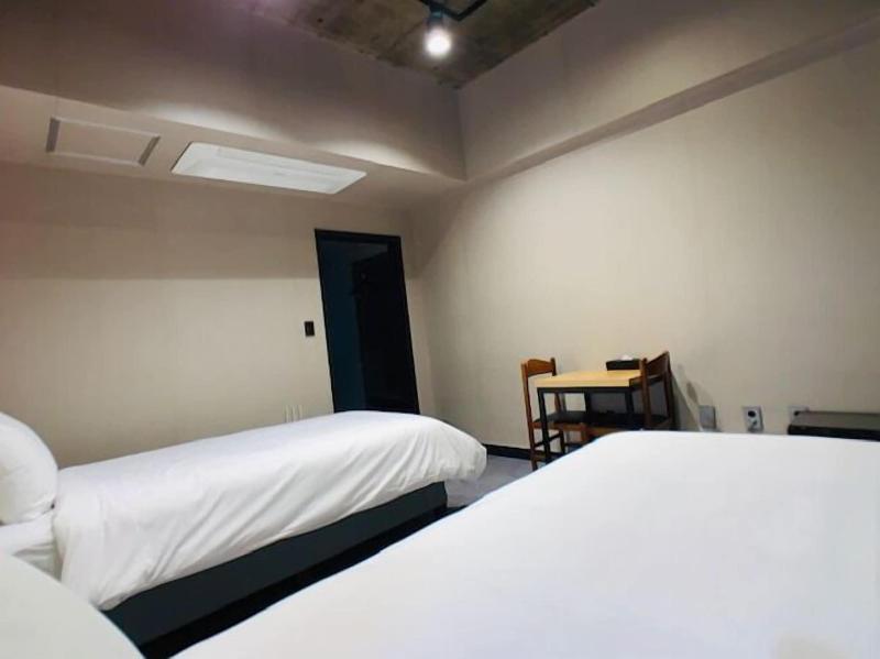Renaissance Hotel - Hostel image