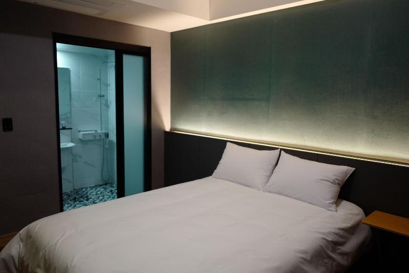 Renaissance Hotel - Hostel image