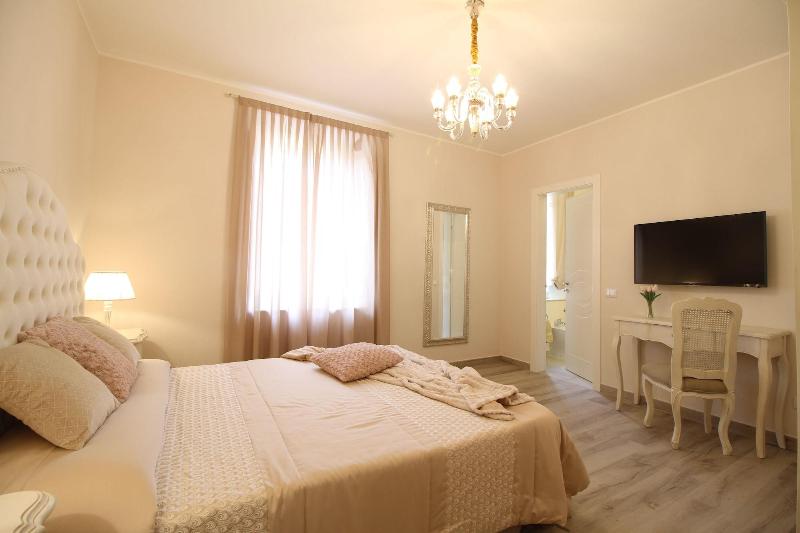 LUCCA IN CHIC image