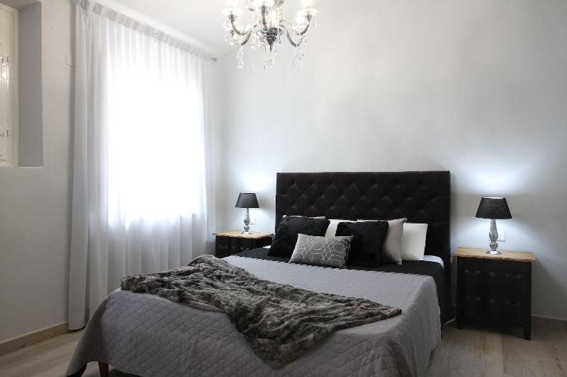 LUCCA IN CHIC image