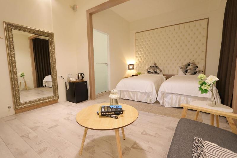 Flora Inn image