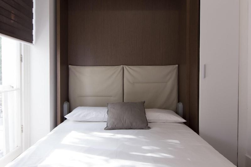 Charlotte Street Apartments by Allô Housing image