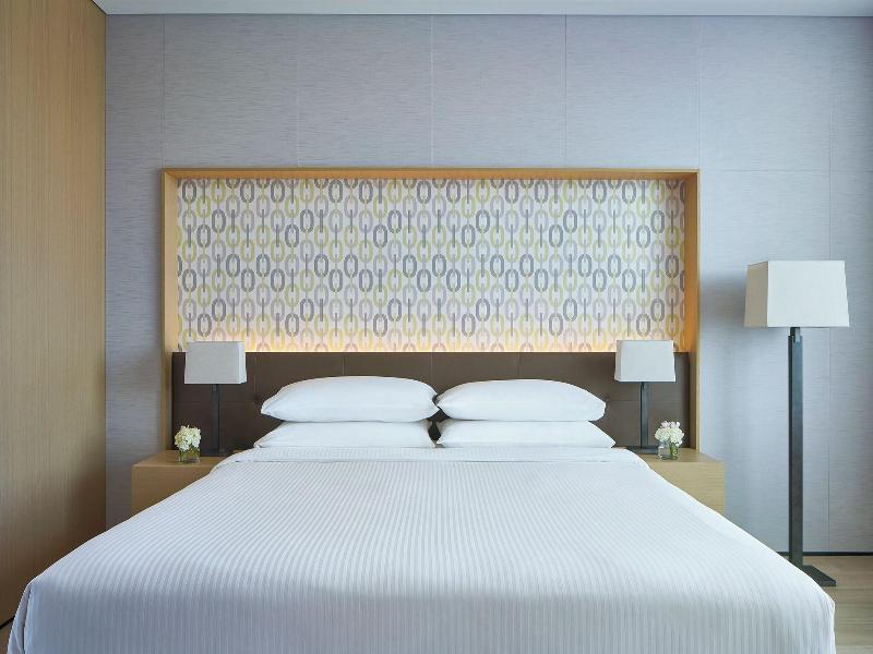 DOUBLE DELUXE KING BED
